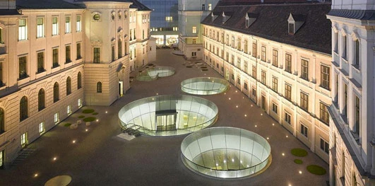 Innenhof mit Lichttrichtern bei Nacht