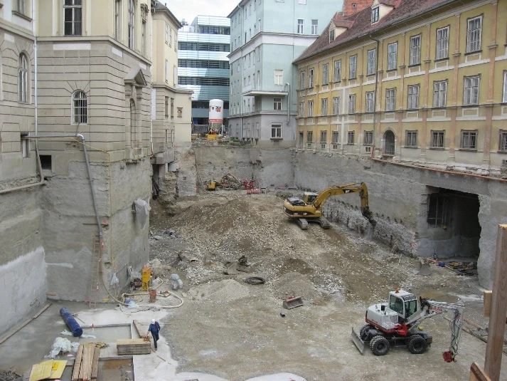 Baugrube mit unterfangenen Bestandsgebäuden