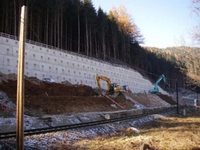 Geankerte Stützwand an der ÖBB-Strecke